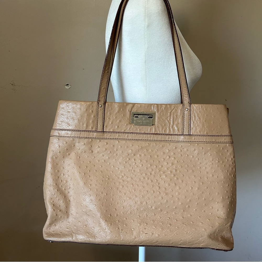 KATE SPADE WINDSOR GABRIELLE  OSTRICH EMBOSSED LEATHER TOTE BAG CASHEW TAN